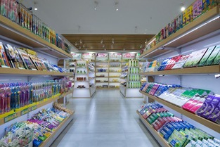 進口日用品與韓國化妝品超市的經營策略